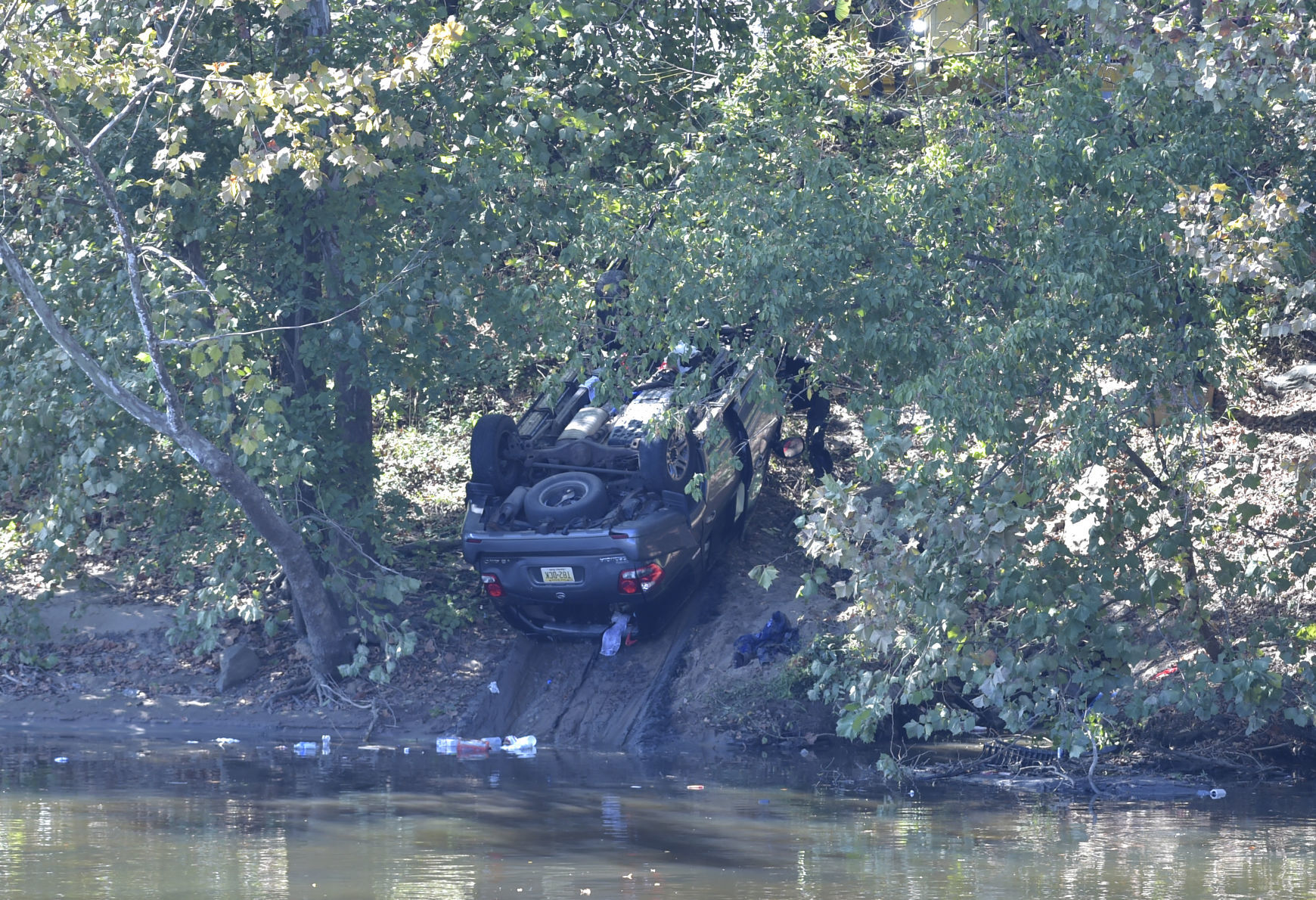 Vehicle in James River 03